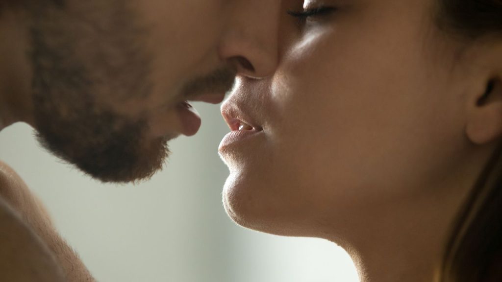 O orgasmo da mulher começa com o beijo